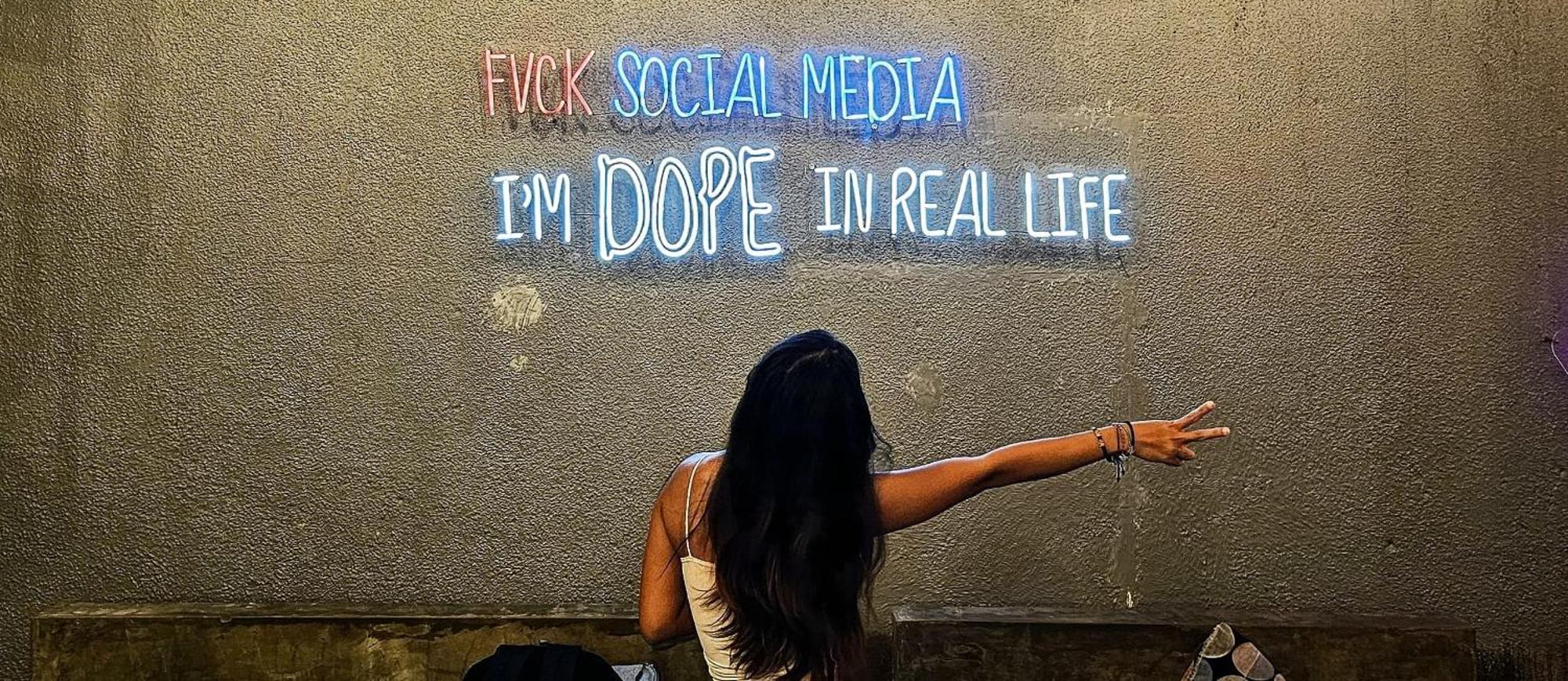 Stellar Capsules Hostel Seminyak  Bagian luar foto A woman in front of a neon sign