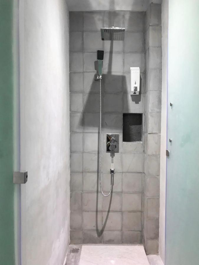 Stellar Capsules Hostel Seminyak  Bagian luar foto A shower