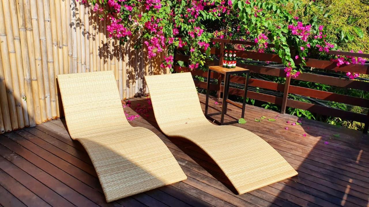Stellar Capsules Hostel Seminyak  Bagian luar foto A pair of chaise longues
