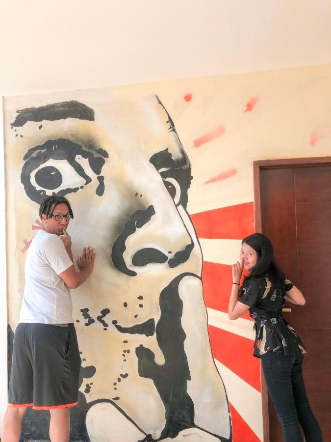 Stellar Capsules Hostel Seminyak  Bagian luar foto Visitors at the museum