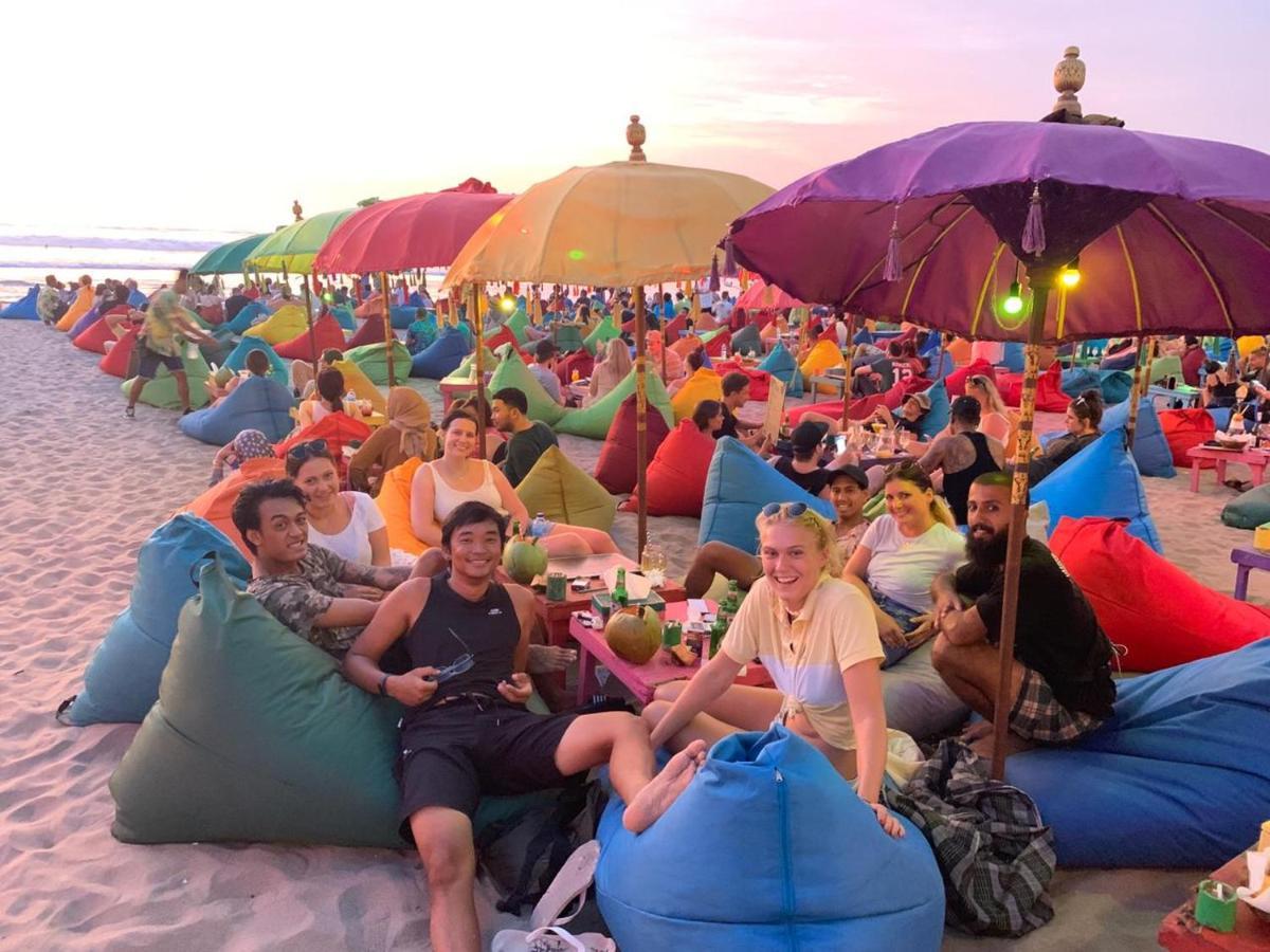 Stellar Capsules Hostel Seminyak  Bagian luar foto Beach club in Bali