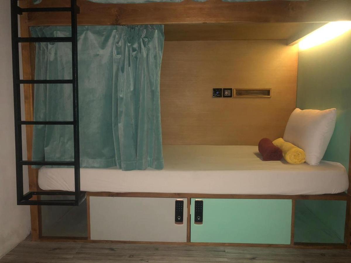 Stellar Capsules Hostel Seminyak  Bagian luar foto A bunk bed