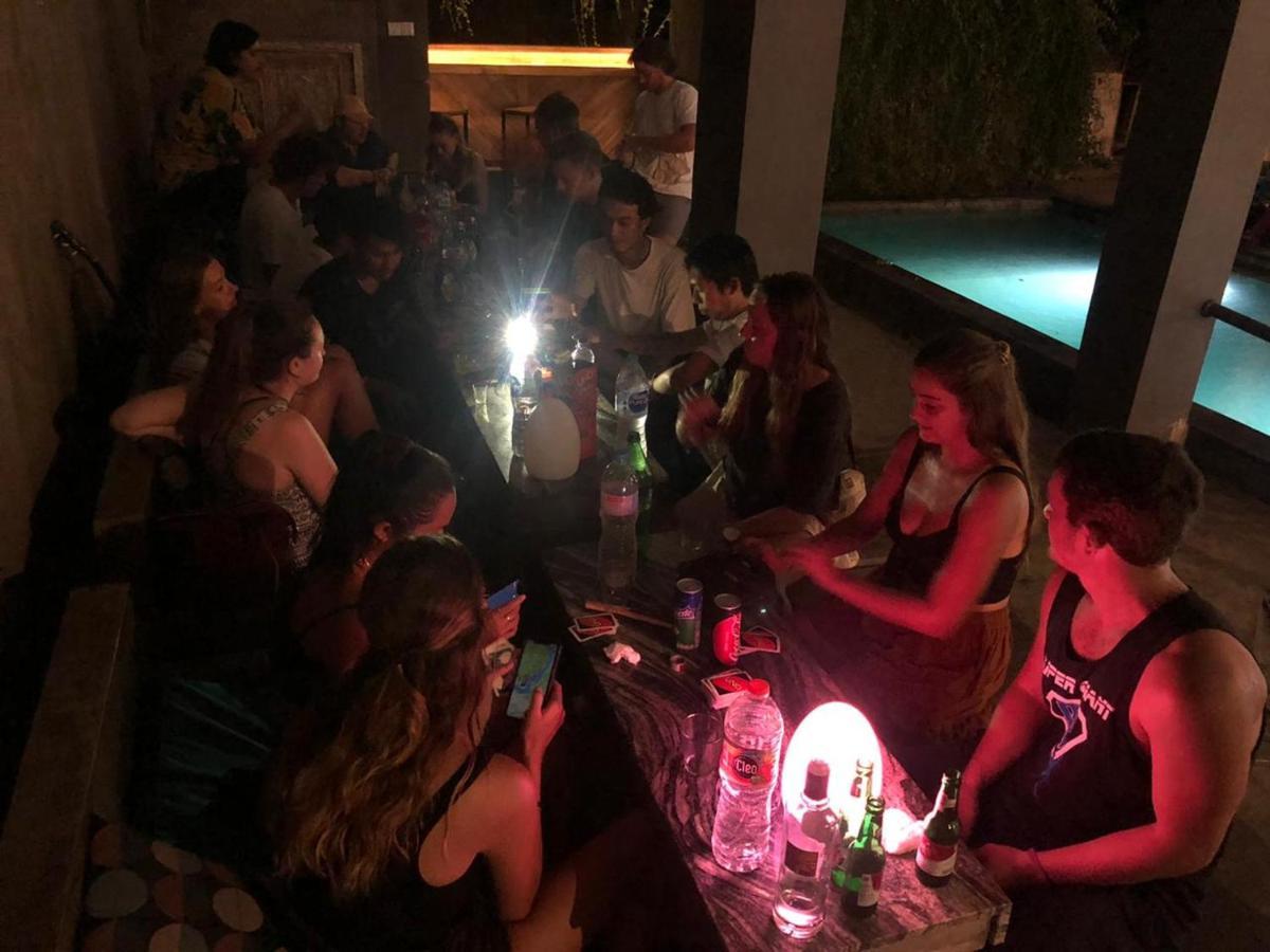 Stellar Capsules Hostel Seminyak  Bagian luar foto A party at the pool of the hostel