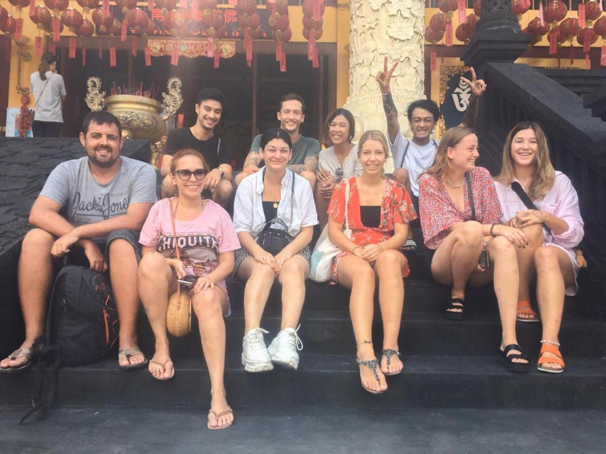 Stellar Capsules Hostel Seminyak  Bagian luar foto The cast of The Real L Word