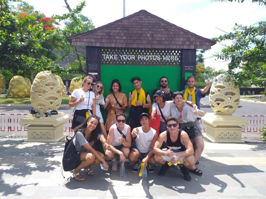 Stellar Capsules Hostel Seminyak  Bagian luar foto Foreign tourists in Bali