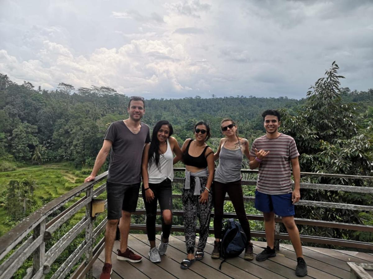 Stellar Capsules Hostel Seminyak  Bagian luar foto Tourists at the viewing platform