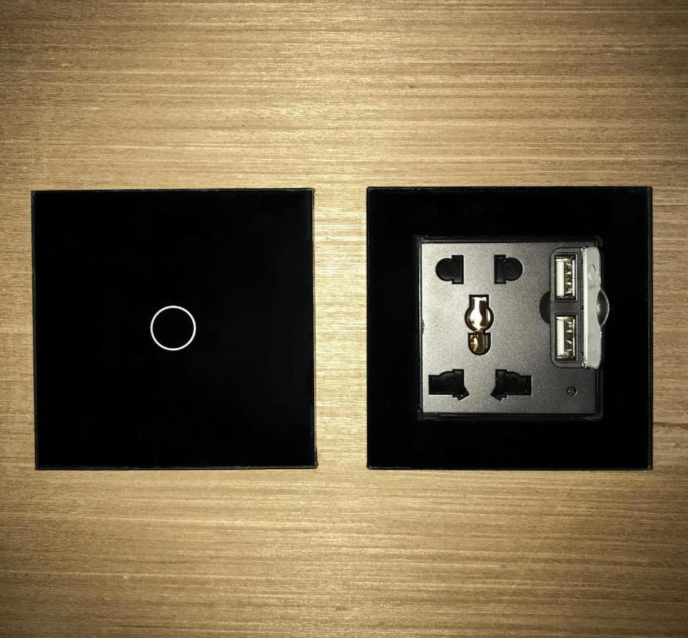 Stellar Capsules Hostel Seminyak  Bagian luar foto A wall-mounted USB charger